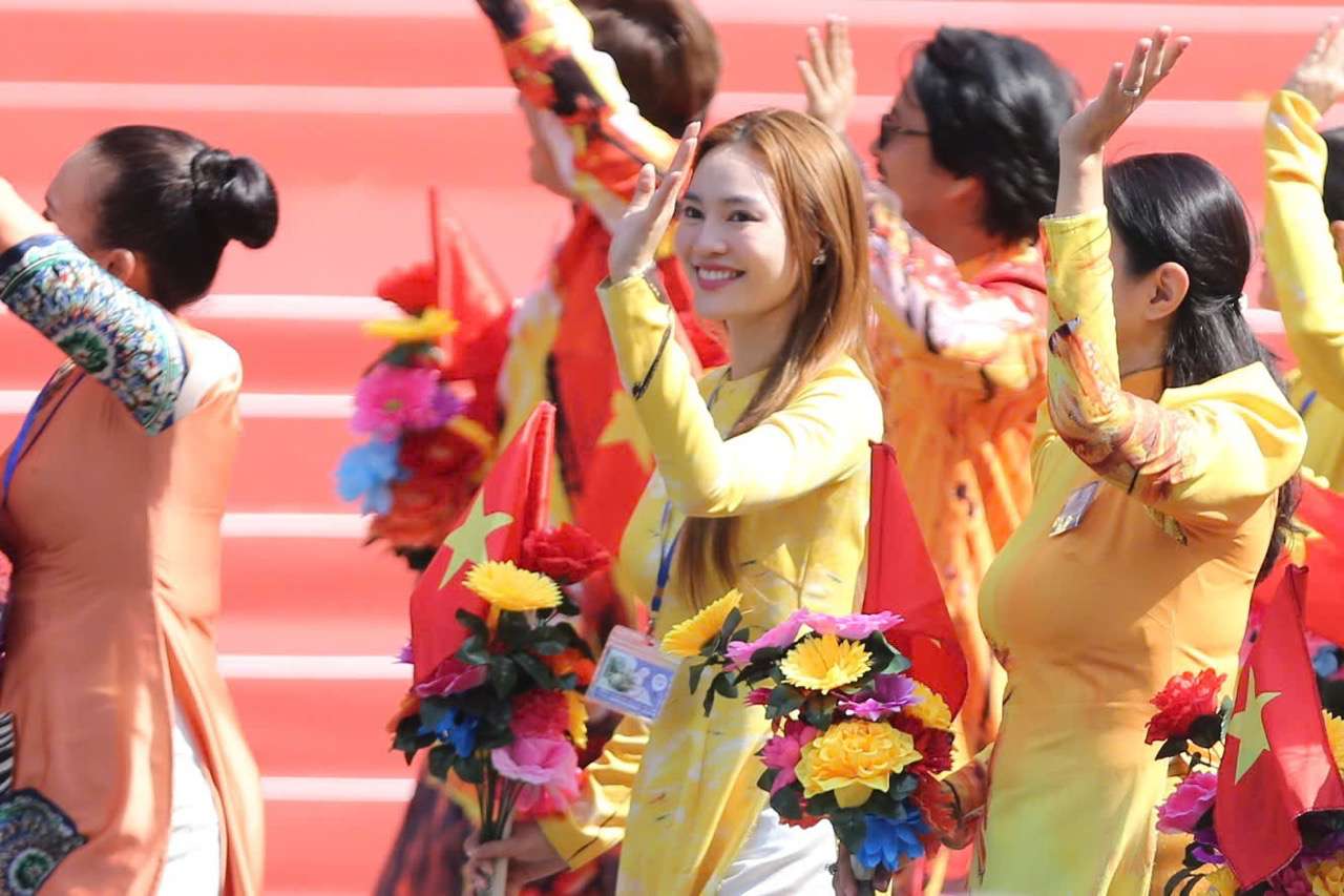 Ninh Duong Lan Ngoc waved her hand at the audience during the rehearsal of the parade. Photo: Thanh Vu.