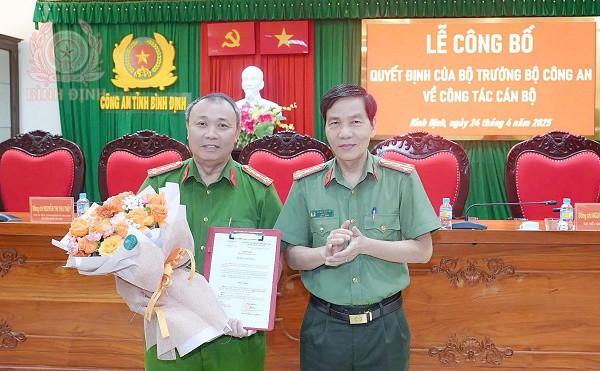 Colonel Huynh Bao Nguyen (left) received the decision to re-appoint the position of Deputy Director of Binh Dinh Provincial Police. Photo: Binh Dinh Provincial Police