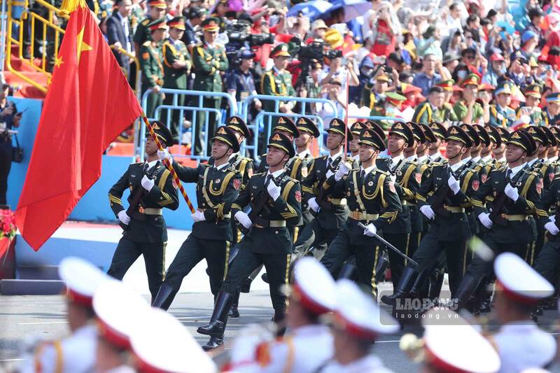 Sang 27.4, tai TPHCM dien ra buoi Tong duyet dieu binh, dieu hanh tren duong Le Duan - truoc Hoi truong Thong Nhat (Quan 1) - nham chuan bi cho Le ky niem 50 nam Ngay Giai phong mien Nam, thong nhat dat nuoc (30.4.1975 - 30.4.2025).