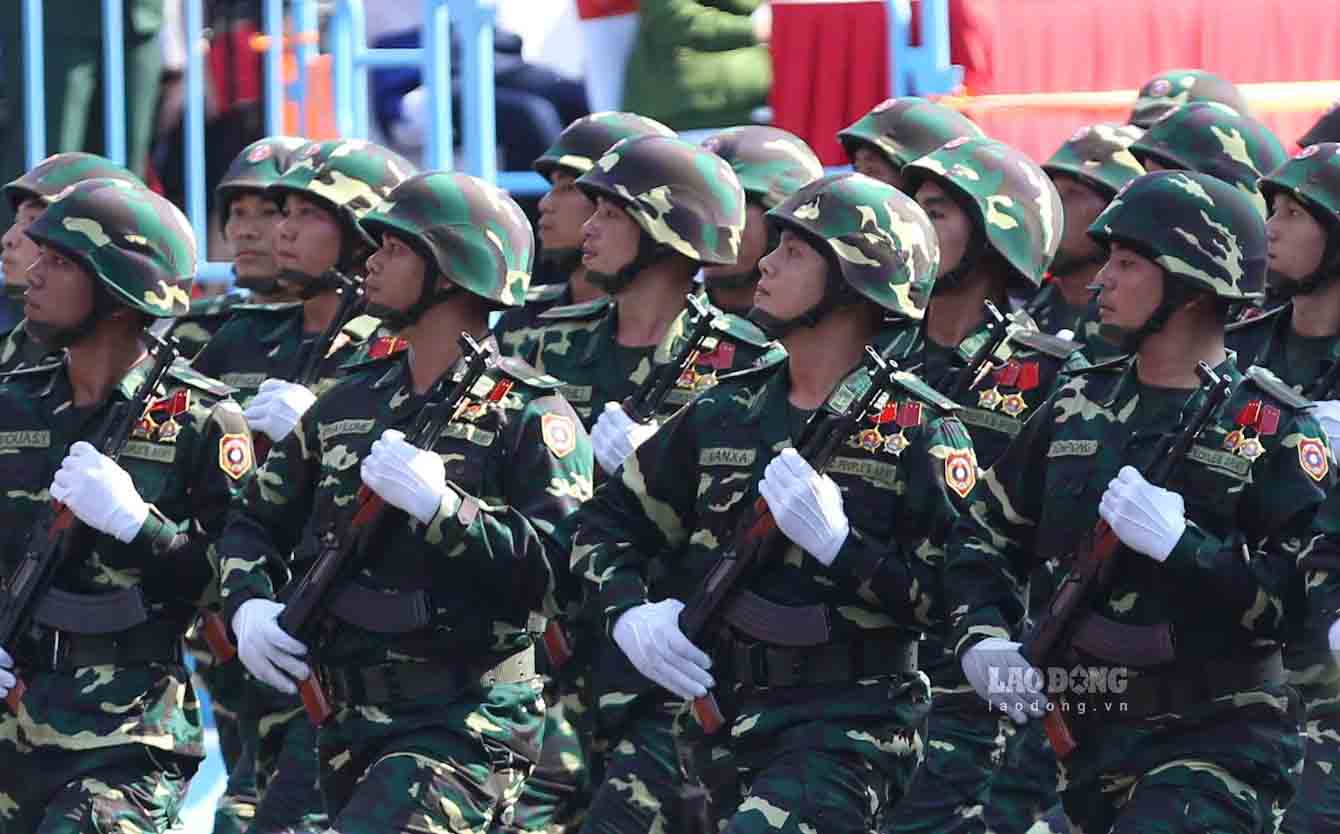 Hon 100 chien si quan doi Lao tich cuc tham gia tap luyen. 