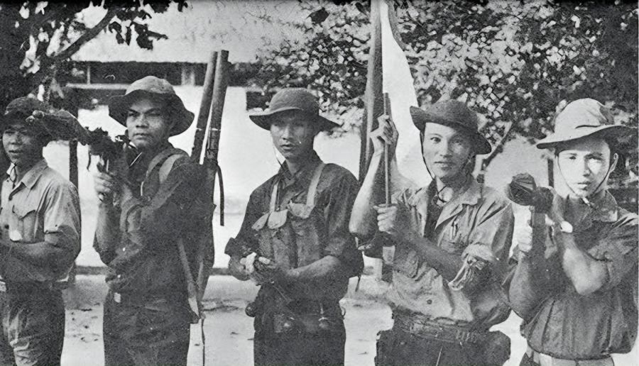 Hero of the People's Armed Forces Pham Huy Nghe (the person standing in the middle). Photo: Character provided