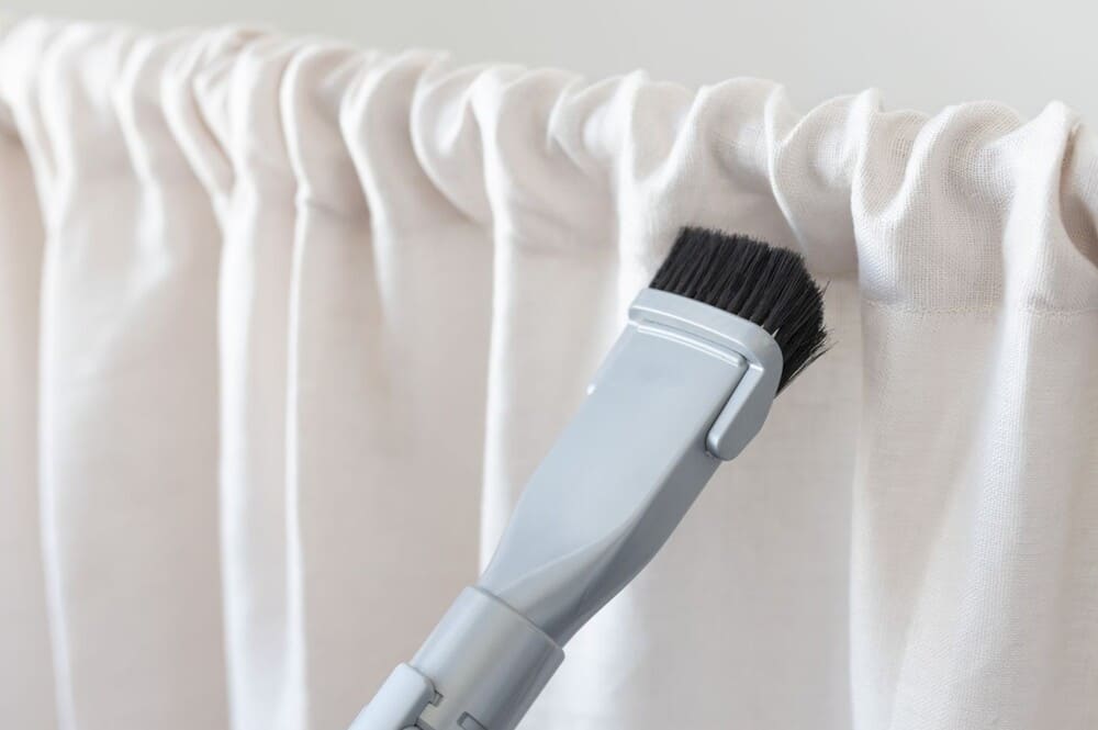 Using a vacuum cleaner to clean curtains is one of the methods that bring optimal efficiency. Photo: Dat