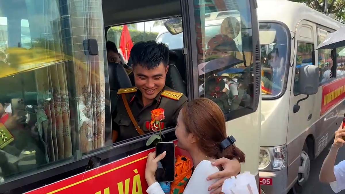 The young soldiers won the people's affection after the rehearsal, preparing for the grand ceremony on April 30.