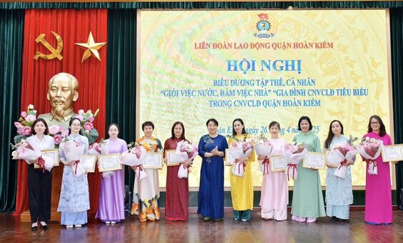 Vice President of the Hanoi City Labor Federation Nguyen Thi Thu Thuy (6th from left) presented the collective award for achieving the title "Good at public work, good at housework". Photo: Hai Yen