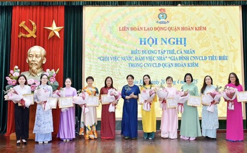 Vice President of the Hanoi City Labor Federation Nguyen Thi Thu Thuy (6th from left) presented the collective award for achieving the title "Good at public work, good at housework". Photo: Hai Yen
