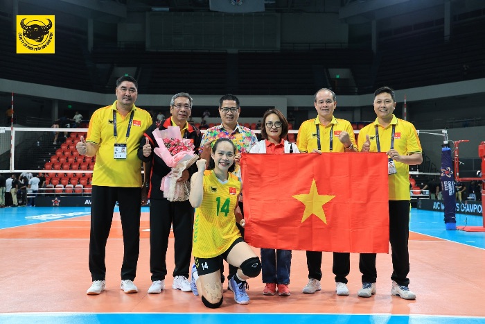 El Sr. Lai Thai Ping - Embajador de la mision plenipotenciaria de la Republica Socialista de Vietnam en la Republica de Filipinas (en flor) felicito los logros de VTV Binh Dien Long An. Imagen de VTV BDLA