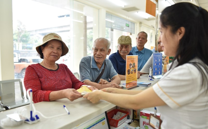 Ms. Nguyen Thi Nghiep is happy to receive early pension before the holiday. Photo: Khanh Duy