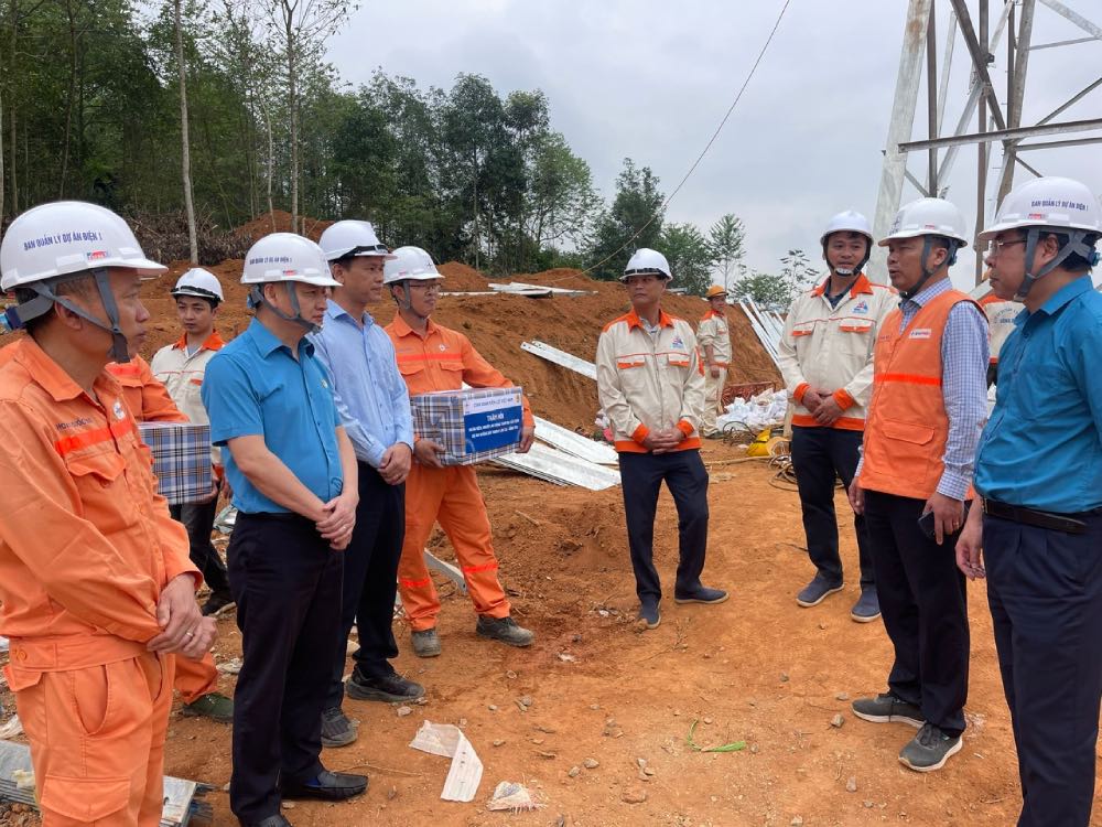 Mr. Do Duc Hung - Chairman of the Vietnam Electricity Trade Union (far right) encouraged workers at the construction site. Photo: Luong Nguyen