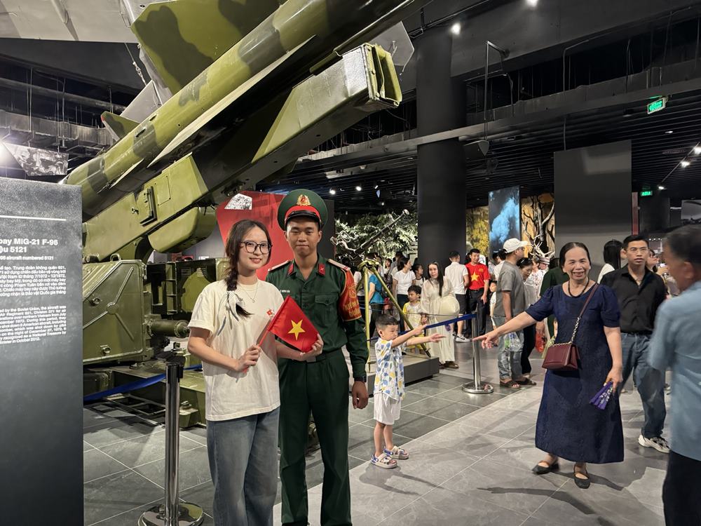 Phuong Linh (30 tuoi, Ha Noi) cho biet: “Minh den bao tang cung ban be nhan dip cuoi tuan va sap nghi le 30.4. Minh kha bat ngo khi luong khach den day rat dong. Mac du khong gian kha on ao, tinh hinh an ninh o bao tang kha tot. Minh va ban be rat hai long khi tham quan bao tang, nhin lai nhung trang su hao hung cua dan toc trong dip dac biet nay”.