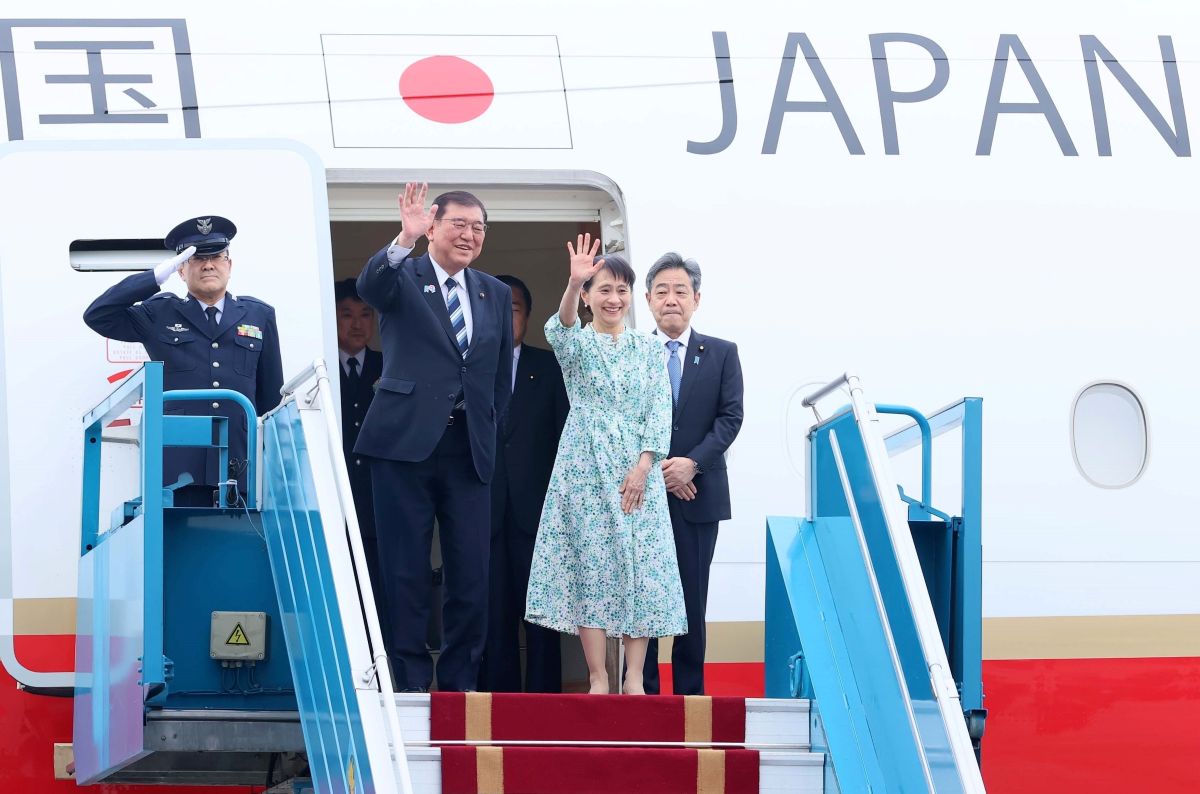 El 27 de abril, el primer ministro de Japon, Ishita Shigeru, y su esposa llegaron al aeropuerto de Hanoi, Hanoi. Imagen de la pagina web de la organizacion