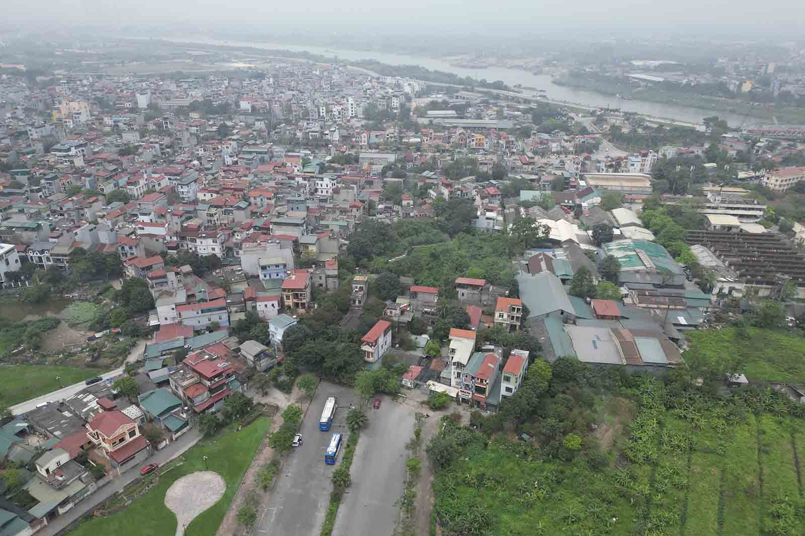 Khoang 200m doan cuoi tuyen thuoc phuong Duc Giang cung chua duoc giai phong mat bang. Anh: Huu Chanh