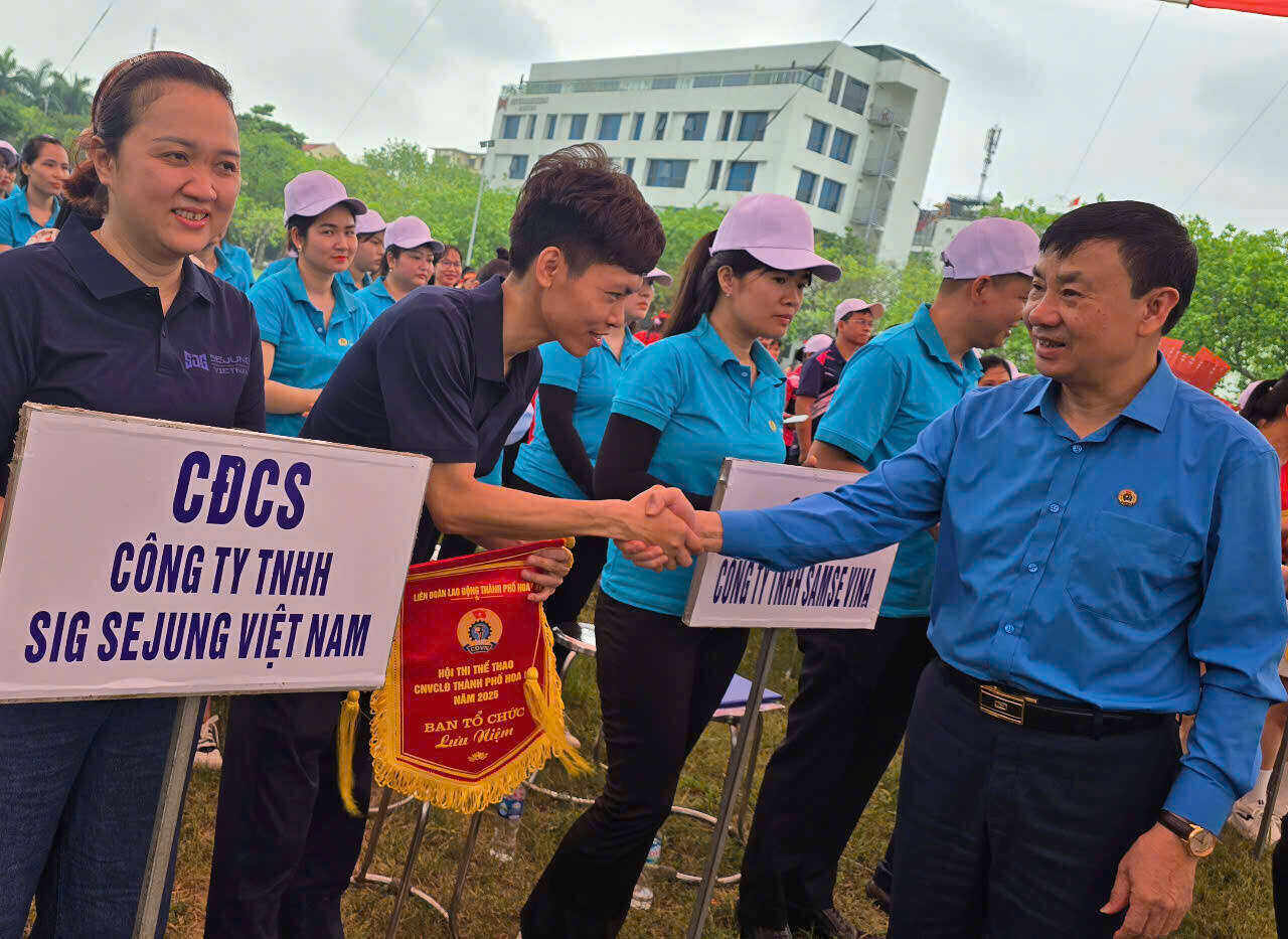 Ong Hoang Manh Hung - Chu tich LDLD tinh Ninh Binh tang co luu niem cho cac doi thi tham gia cac tro choi dan gian tai le phat dong Thang Cong nhan nam 2025 do LDLD thanh pho Hoa Lu to chuc. Anh: Nguyen Truong