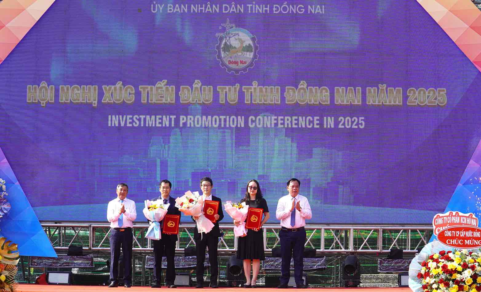 Lanh dao Tinh uy, UBND tinh Dong Nai da trao giay chung nhan dau tu cho cac doanh nghiep. Anh: HAC