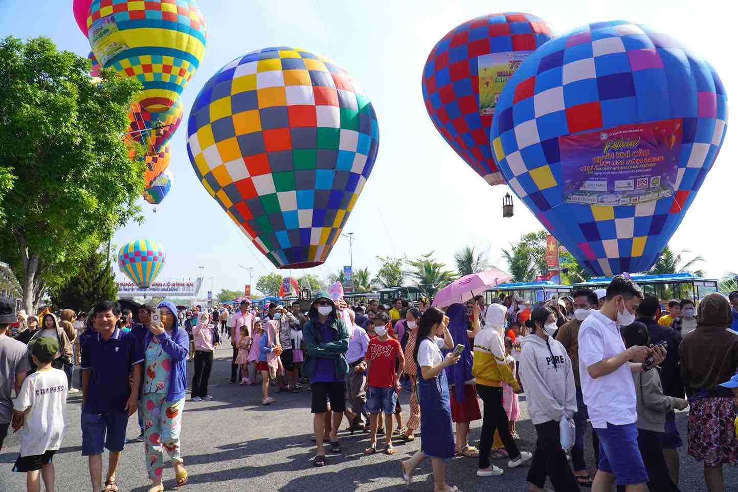 Hang ngan nguoi dan, dai bieu khach moi tham gia su kien sang 27.4. Anh: HAC