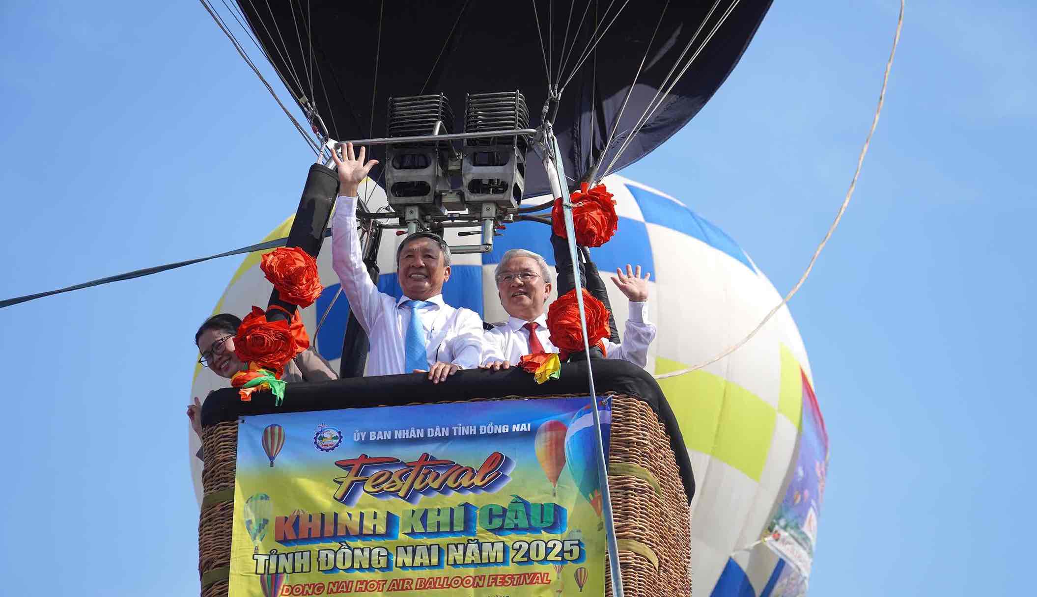 Desde la derecha: Presidente del Comite del Frente de la Paterna de Vietnam de Cao Van Quang, subsecretario permanente del Comite Provincial del Partido Ho Thanh, y director del Departamento de Cultura, Deportes y Turismo de Le Thi Thi Ngoc Loan, asistiendo al evento del Festival de Capital. Foto: HAC