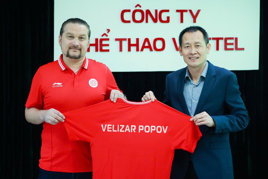 Huan luyen vien Popov trong buoi le ki ket hop dong voi doi The Cong Viettel. Anh: The Cong Viettel