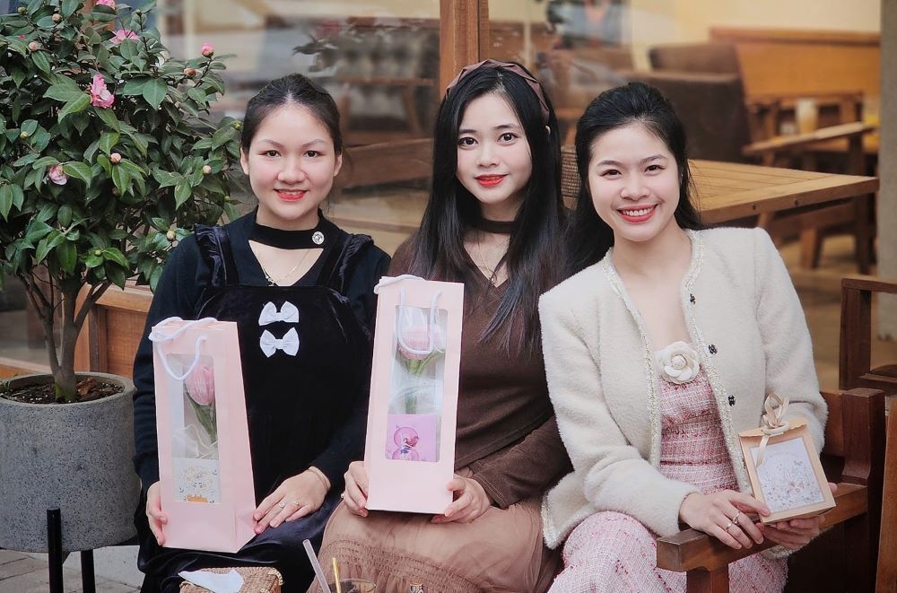 Modern women know how to respect themselves but still maintain traditional beauty. Photo: Bich Nhung