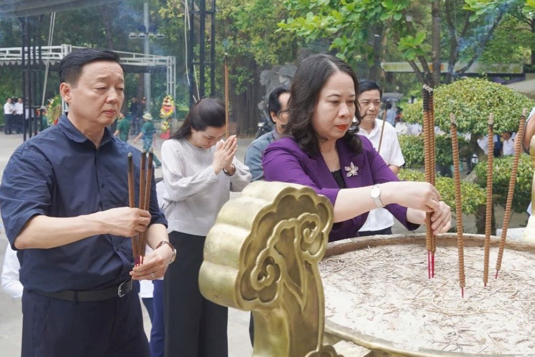 Vice President Vo Thi Anh Xuan and Deputy Prime Minister Tran Hong Ha and the working delegation offered incense to pay tribute to the heroic martyrs. Photo: Tien Nhat