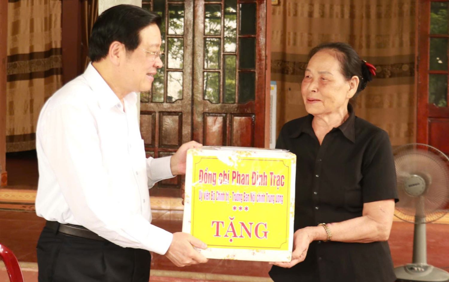 El jefe de la Comision Central de Gobernacion, Fan Dongchiao, hace un regalo a la familia politica de la provincia de Guangxi. Imagen: El Renacimiento