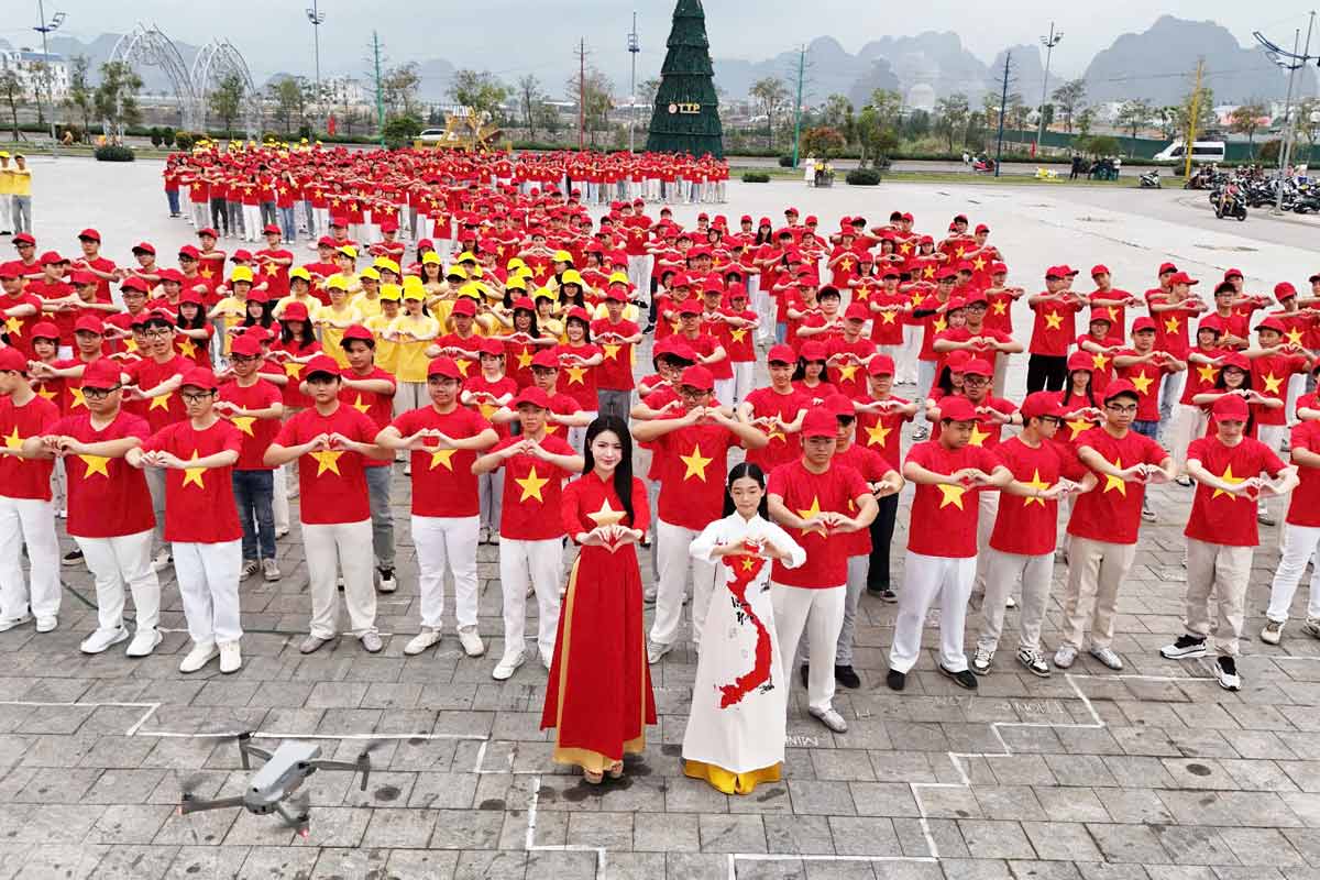 Students of Cam Pha City High School, Quang Ninh Province, and Miss Tourism Vietnam 2024 Pham Thi Ngoc Quynh arranged a map of Vietnam to express love and national pride. Photo: TTP Group