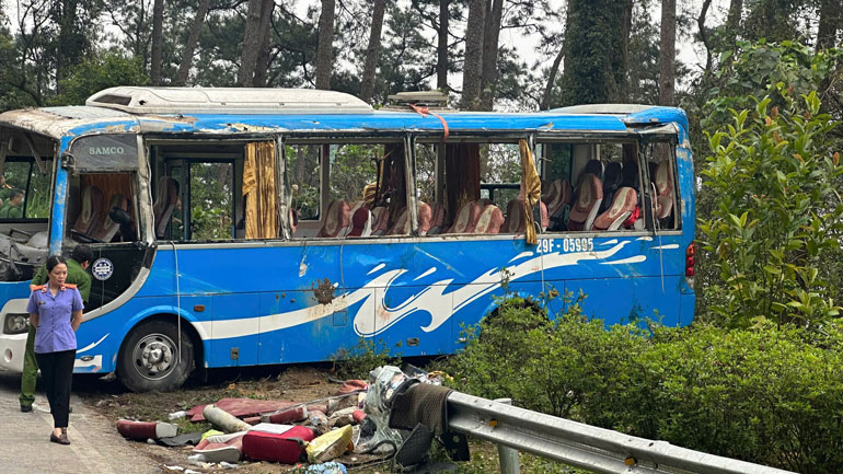 Lực lượng chức năng tỉnh Vĩnh Phúc tiến hành điều tra nguyên nhân vụ tai nạn. Ảnh: An Vi