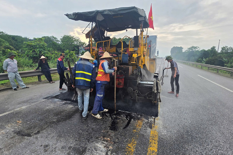 Workers and machinery are repairing the Noi Bai - Lao Cai Expressway. Photo: Dinh Dai