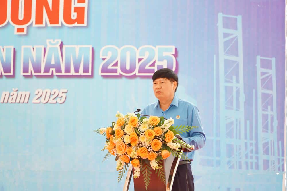 Vice President of the Vietnam General Confederation of Labor Phan Van Anh gave a speech at Workers' Month 2025. Photo: Thanh Tuan