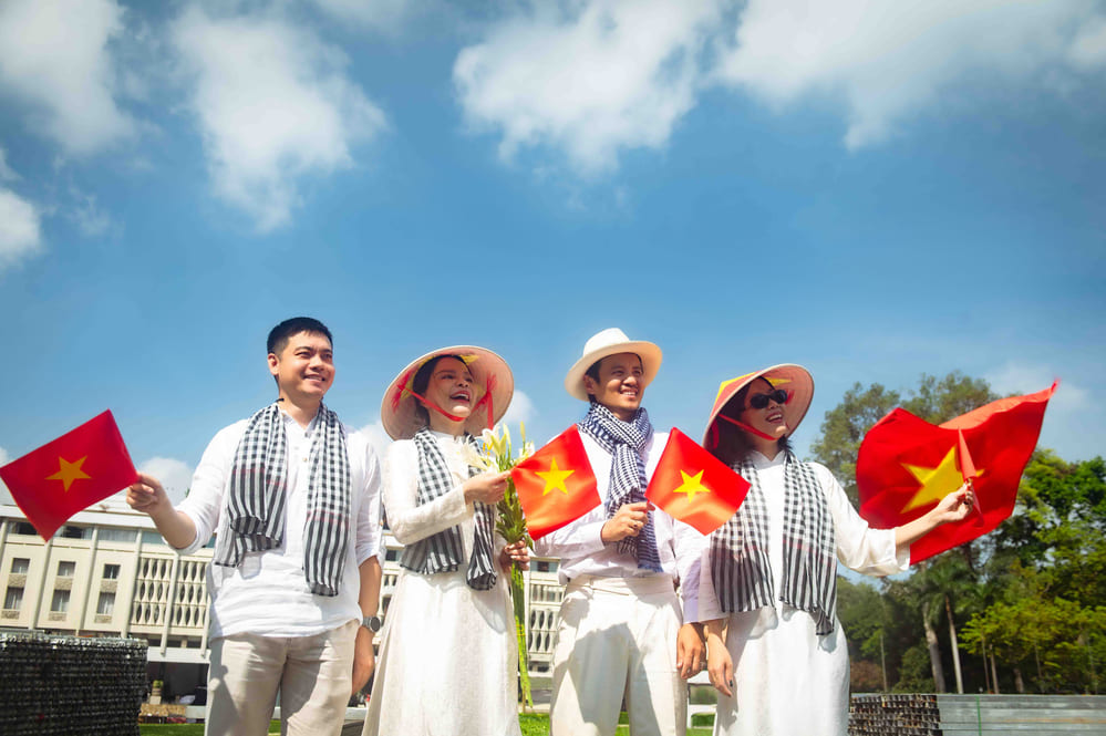 Actor Ho Quang Man excitedly took a photo to celebrate the April 30th anniversary. Photo: Interviewee