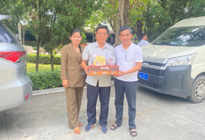 Bac si Nguyen Huy Thong (ben phai) tang sua cho nguoi dan Lao truoc khi doan xuat phat ve lai tinh Se Kong. Anh: Song Han