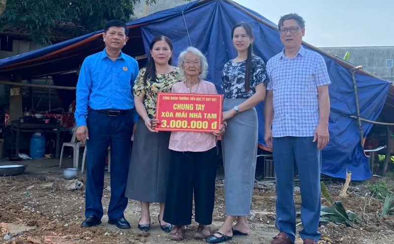 Many grassroots trade unions in the mountainous district of Minh Hoa helped people eliminate temporary and dilapidated houses. Photo: Thanh Tuan