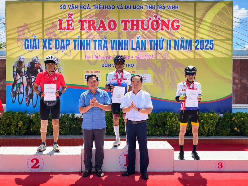 Dong chi Duong Hoang Sum, Giam doc So Van hoa, The thao va Du lich Tra Vinh va don vi tai tro trao thuong cho cac tay dua nhom tuoi tren 60. Anh: Hoang Loc