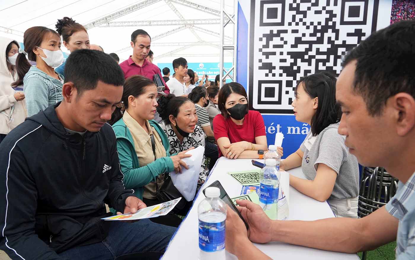 Los trabajadores de la industria buscan oportunidades de empleo en el Festival de Empleo. Imagen de la ciudad rusa de Tsinghua