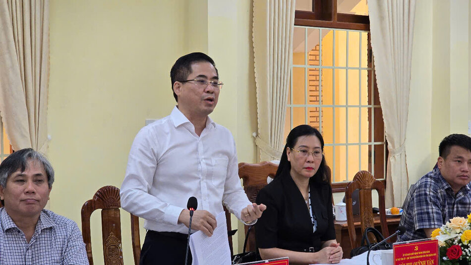 Los lideres de la provincia de Quang Ngai hablaron con los lideres de la provincia de Kon Tum el 15 de abril en la fusion. Foto: Vien Nguyen
