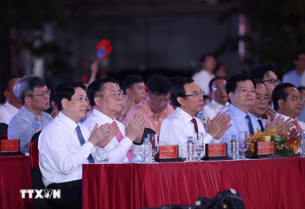 Miembro del Politburo, el presidente Luong Cuong y los lideres del partido y el estado asistieron al Programa de Artes Politicas de TV Bridge con el tema "Roew Forever Triumph" en el punto de la ciudad de Ho Chi Minh. Foto: Lam Khanh/TTXVN