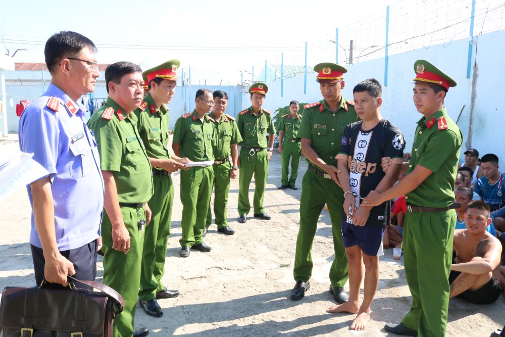 Han detenido a cinco jugadores en el Centro de Control de Drogas de Tranh Vinh. Foto de la policia de la provincia de Ta Vinh