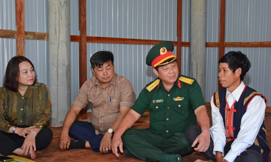 Leaders of the Military Command of Binh Dinh province and Van Canh district visited and encouraged the families who were supported to eliminate temporary houses. Photo: Binh Dinh Provincial Military Command