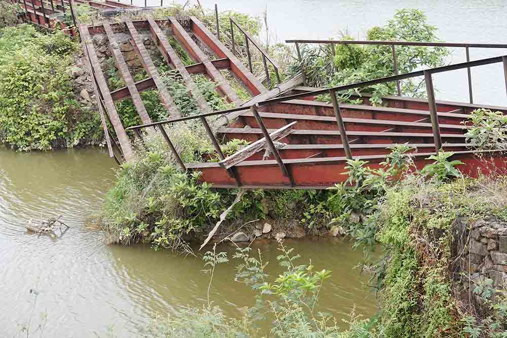 El puente de hierro de la ciudad de North Phong esta a punto de caer. Imagen de la ciudad de Chan Tuen.