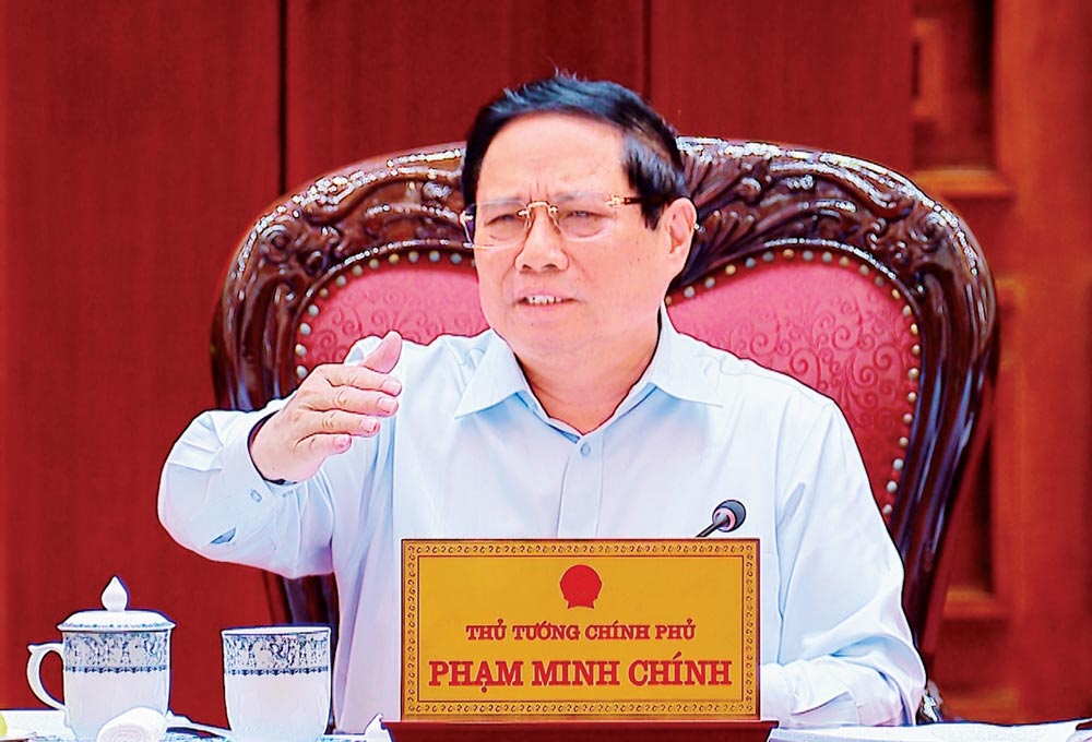 Politburo member and Prime Minister Pham Minh Chinh chaired a meeting of the Government Standing Committee on April 27. Photo: Nhat Bac