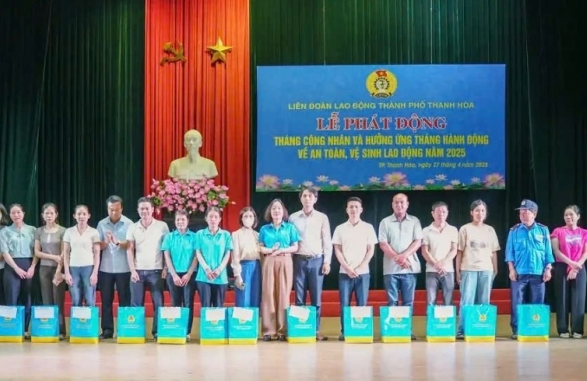 Dai dien lanh dao LDLD tinh Thanh Hoa trao nhung suat qua den doan vien, nguoi lao dong kho khan. Anh: Minh Hoang
