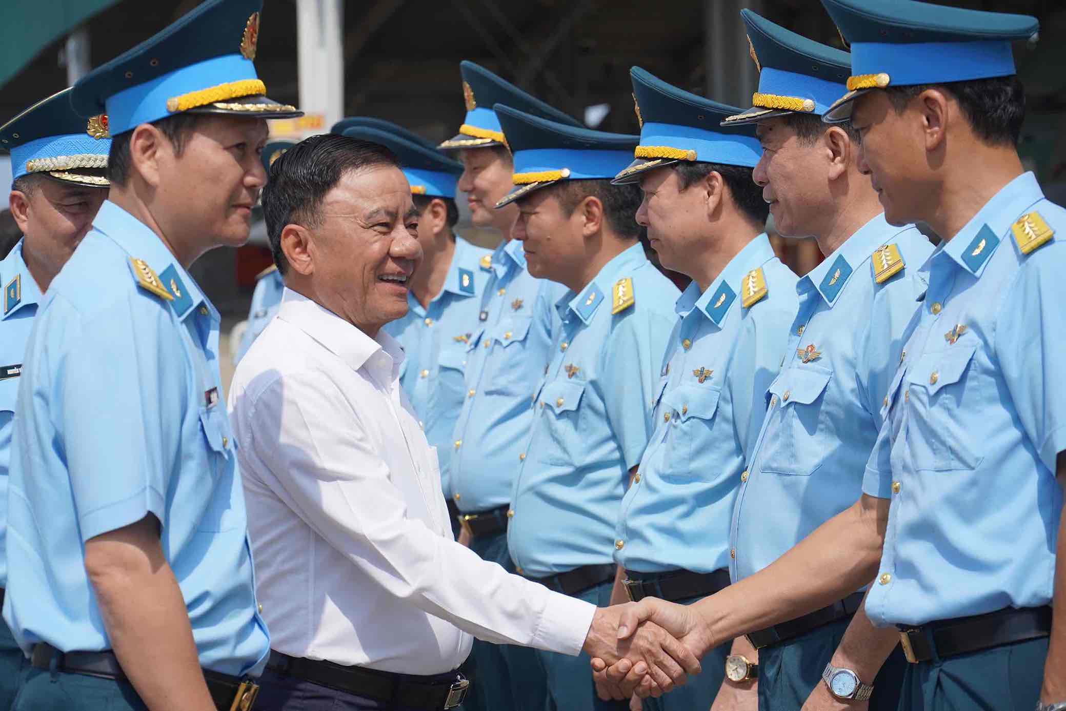 Standing member of the Secretariat Tran Cam Tu visited and presented gifts to the parade force, which marched on April 30 at Bien Hoa airport. Photo: HAC