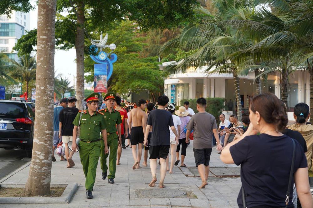 Police forces patrol and propagate to ensure security and order in Sam Son. Photo: CATH