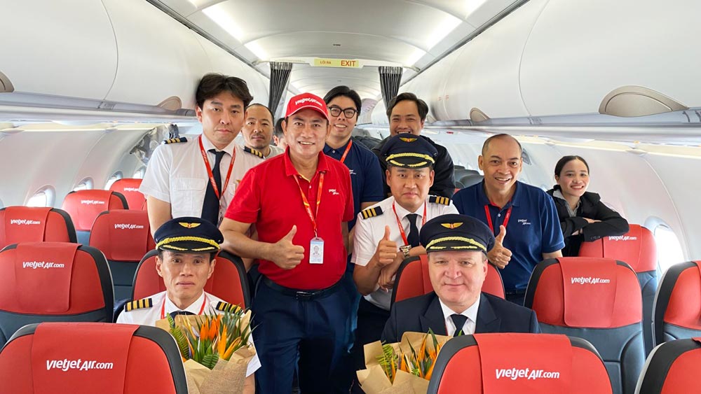 Lanh dao va nhan vien Vietjet chao mung tau bay moi. Anh: Vietjet