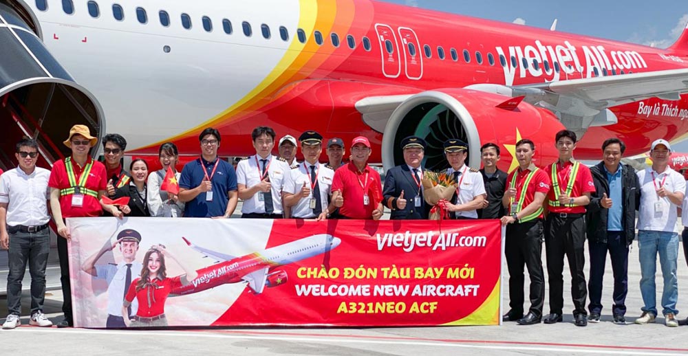 Lanh dao va nhan vien Vietjet chao mung tau bay moi. Anh: Vietjet