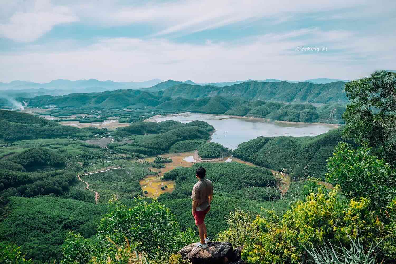 Leo nui ngam may troi, canh vat Hue. Anh: Minh Phung.