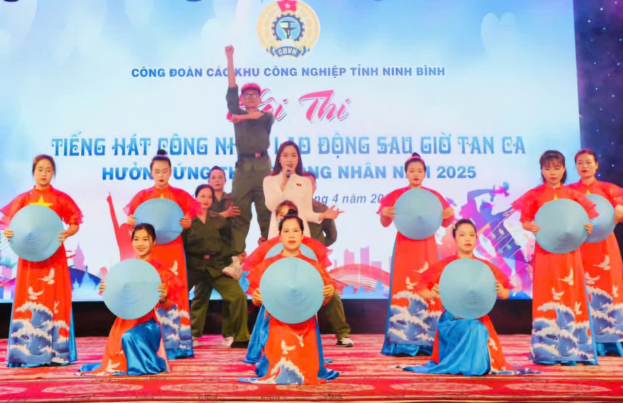 The 2025 Workers' Singing Contest organized by the Ninh Binh Industrial Parks Trade Union attracted 17 participating teams. Photo: Nguyen Truong