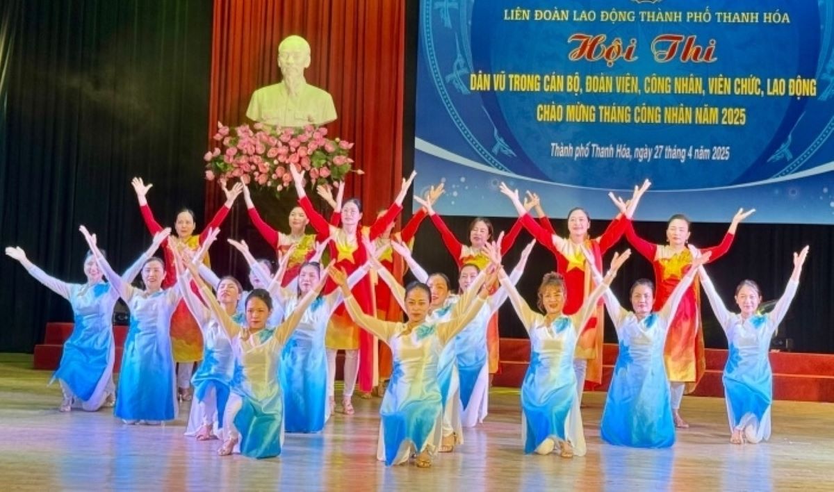 Cac doi thi the hien nhung tiet muc dac sac tai hoi thi dan vu. Anh: Minh Hoang