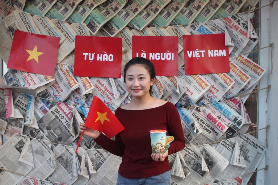 Los ciudadanos y visitantes de Danang decoran la bandera de la Patria con sus propias manos en sus tazas de cafe. Imagen: El agua de la lluvia
