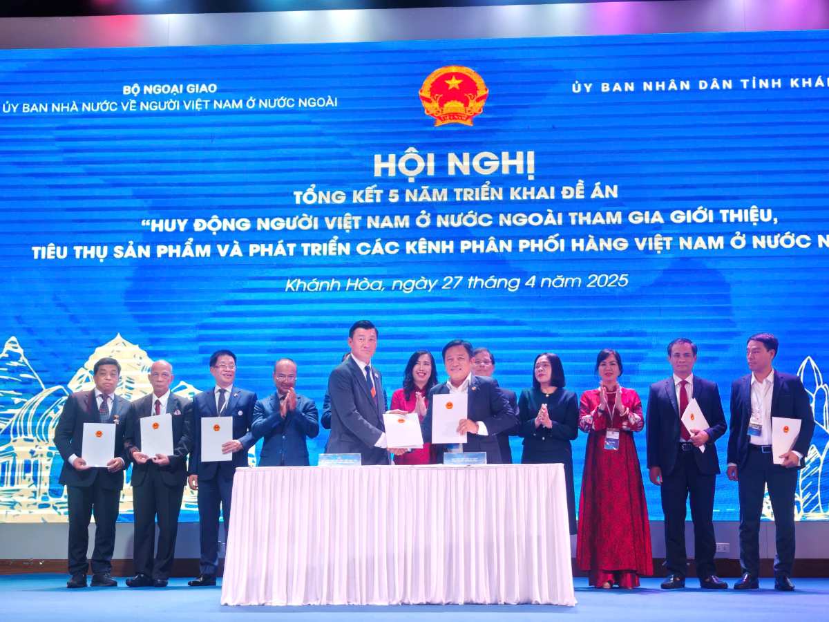 Ceremonia de firma de un memorando de cooperacion entre empresas, organizaciones y organismos con socios nacionales. Foto: Comision Estatal para los Vietnamitas en el Extranjero