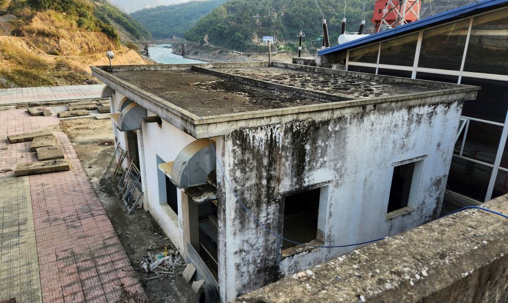 Due to many years of abandonment, the items of the Hoi Xuan Hydropower Project (Thanh Hoa) have now degraded and rusted. Photo: Quach Du