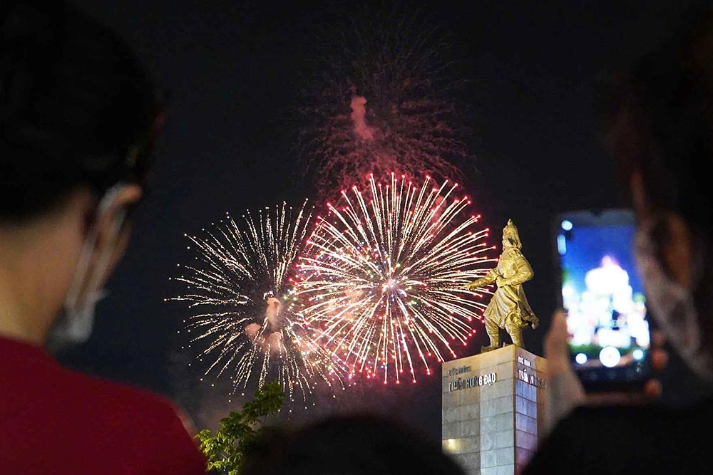 Ciudad de Corea lanza fuegos artificiales de 27.4 grados en el programa de television en vivo para conmemorar el 50 aniversario del Dia de la Liberacion del Sur, que unifico al pais. Foto: Su hermano